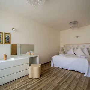 Apartment Unique Charles Bridge 2bdr Apartment., Prague